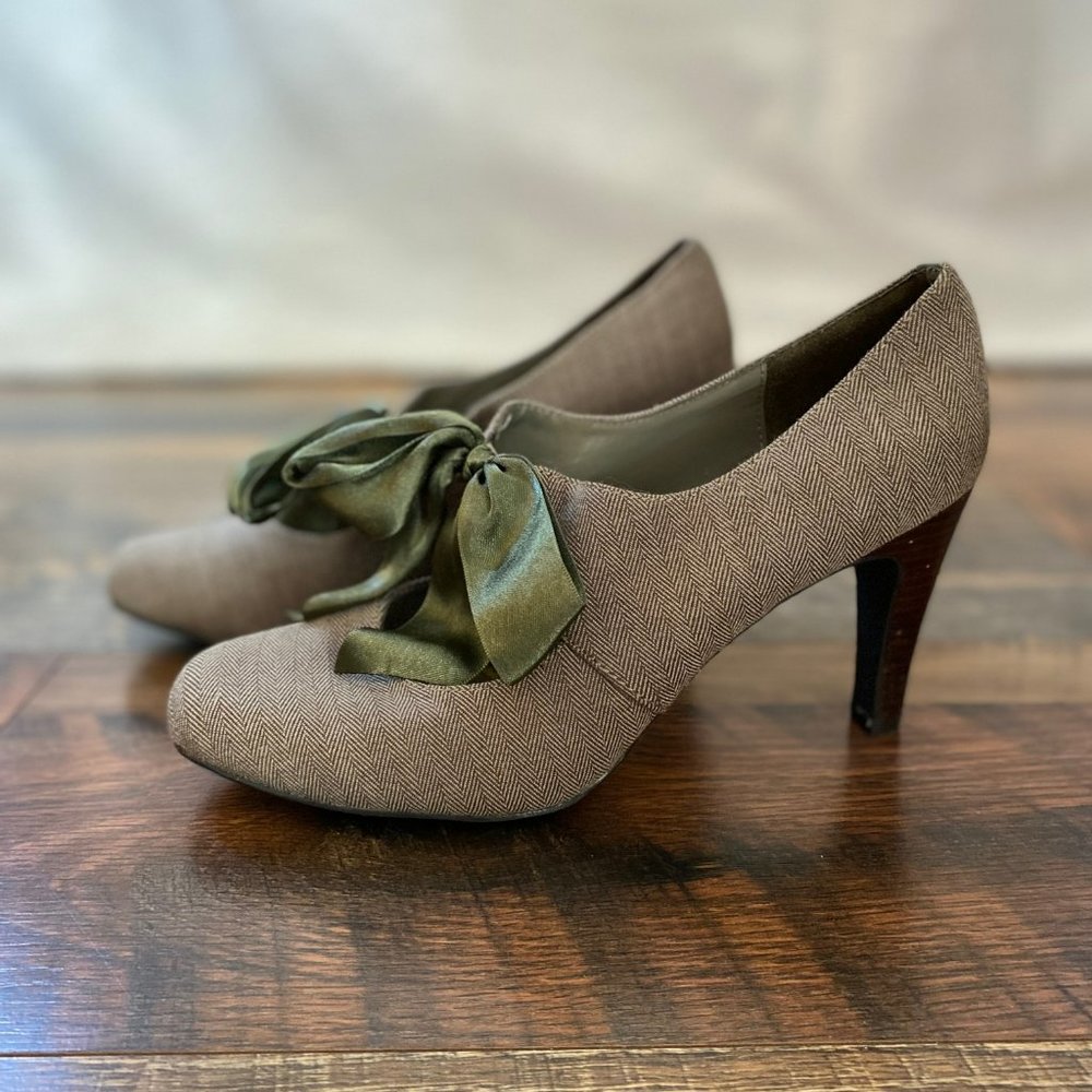 Super cute vintage inspired, closed toe heels with bow.